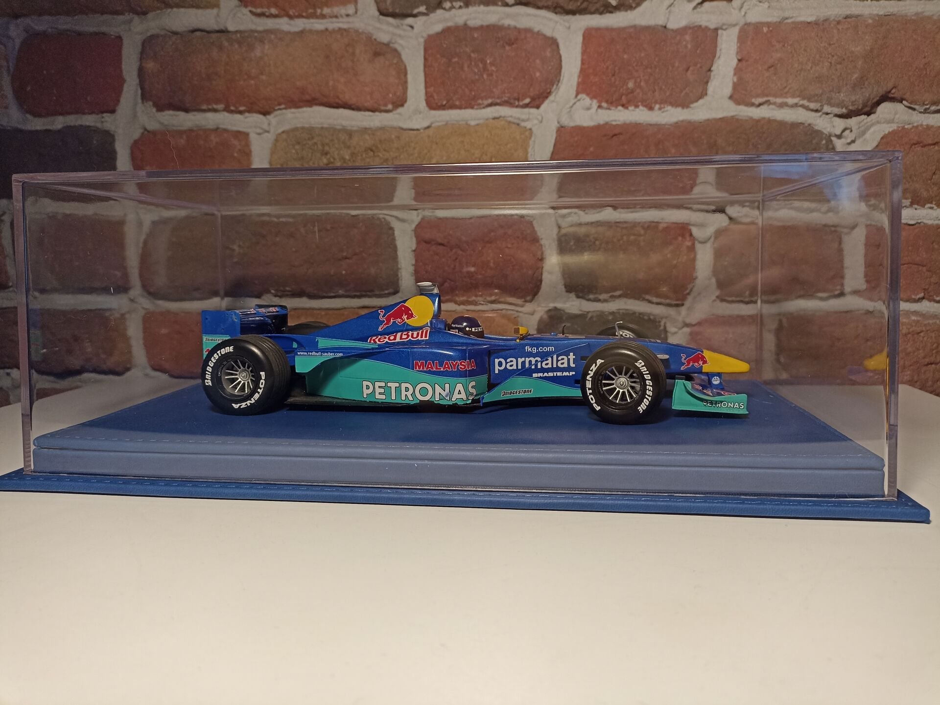 1/18 ÖLÇEKLİ MODELLER İÇİN,DERİ TABANLI PLEKSİ KUTU.CASE