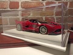 1/18 ÖLÇEK 'BEYAZ DERİ KIRMIZI DİKİŞ'TABANLI PLEKSİ KUTU.CASE
