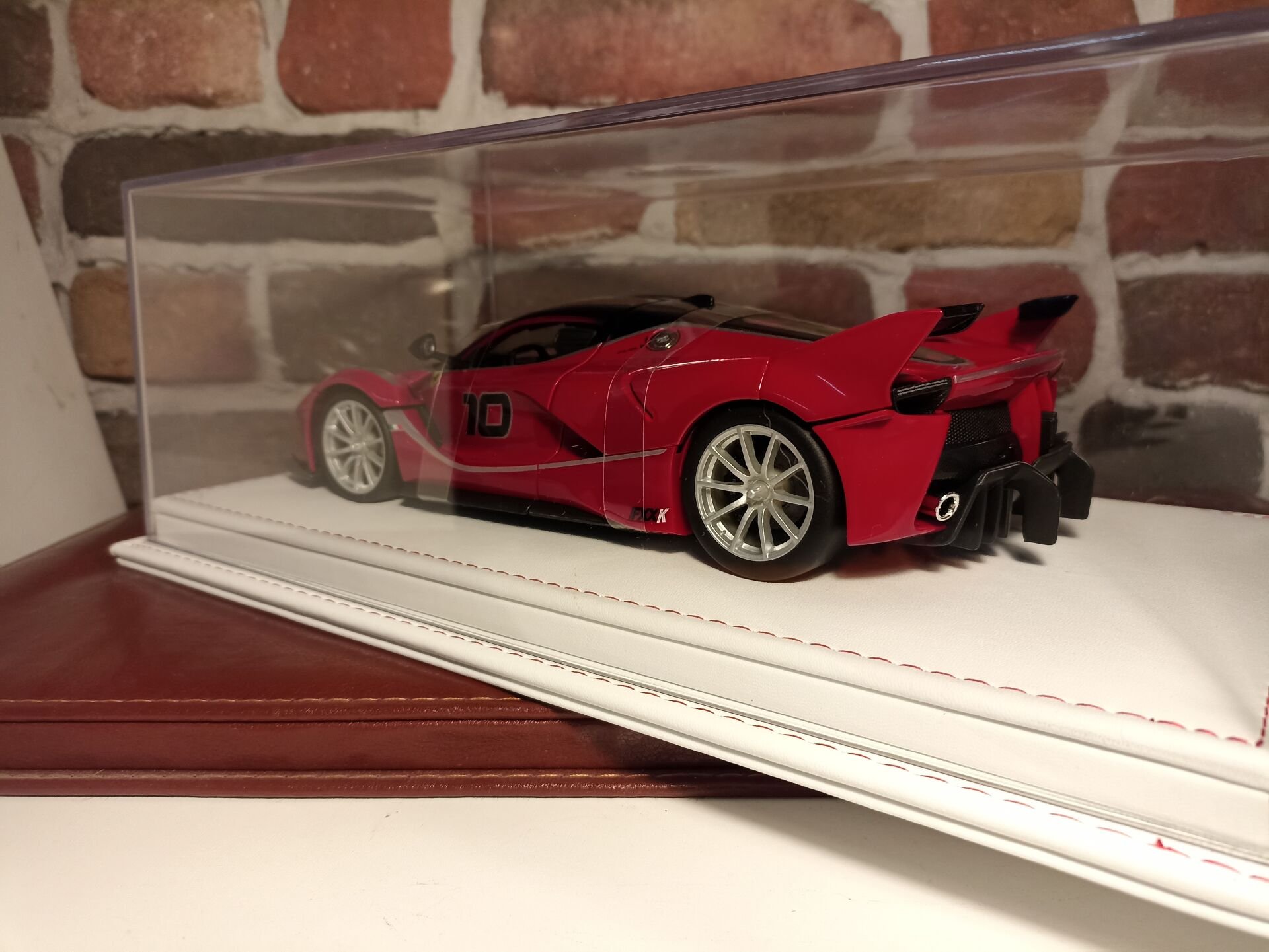 1/18 ÖLÇEK DERİ TABANLI PLEKSİ KUTU.CASE