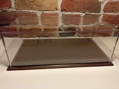 1/18 ÖLÇEK MODELLER İÇİN,DERİ TABANLI PLEKSİ KUTU..CASE