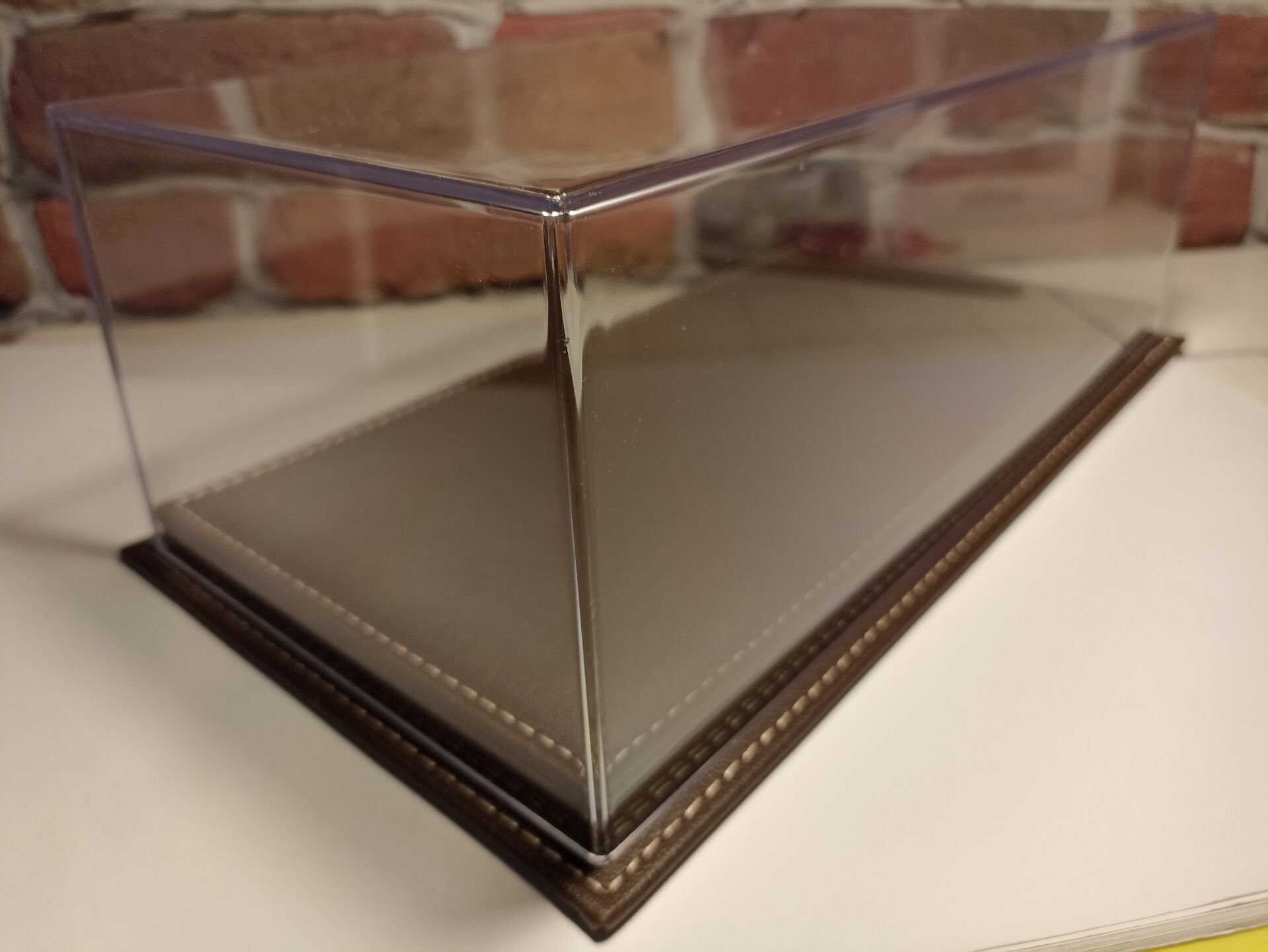 1/18 ÖLÇEK MODELLER İÇİN,DERİ TABANLI PLEKSİ KUTU..CASE