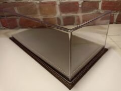 1/18 ÖLÇEK MODELLER İÇİN,DERİ TABANLI PLEKSİ KUTU..CASE