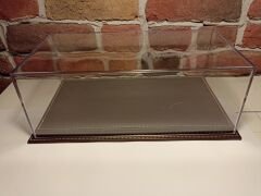 1/18 ÖLÇEK MODELLER İÇİN,DERİ TABANLI PLEKSİ KUTU..CASE