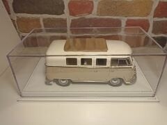 1/18 ÖLÇEK 'BEYAZ DERİ SİYAH İPLİK' TABANLI PLEKSİ KUTU.CASE