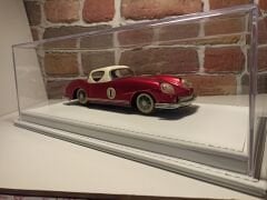 1/18 ÖLÇEK 'BEYAZ DERİ SİYAH İPLİK' TABANLI PLEKSİ KUTU.CASE