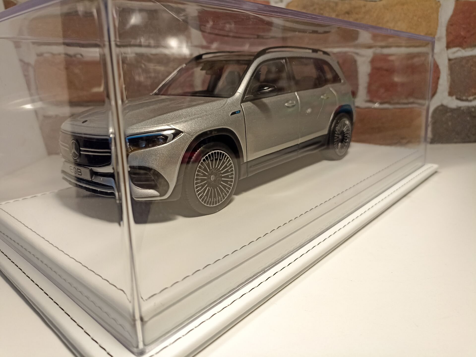 1/18 ÖLÇEKLİ MODELLER İÇİN,DERİ TABANLI PLEKSİ KUTU.CASE