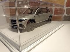 1/18 ÖLÇEK 'BEYAZ DERİ SİYAH İPLİK' TABANLI PLEKSİ KUTU.CASE