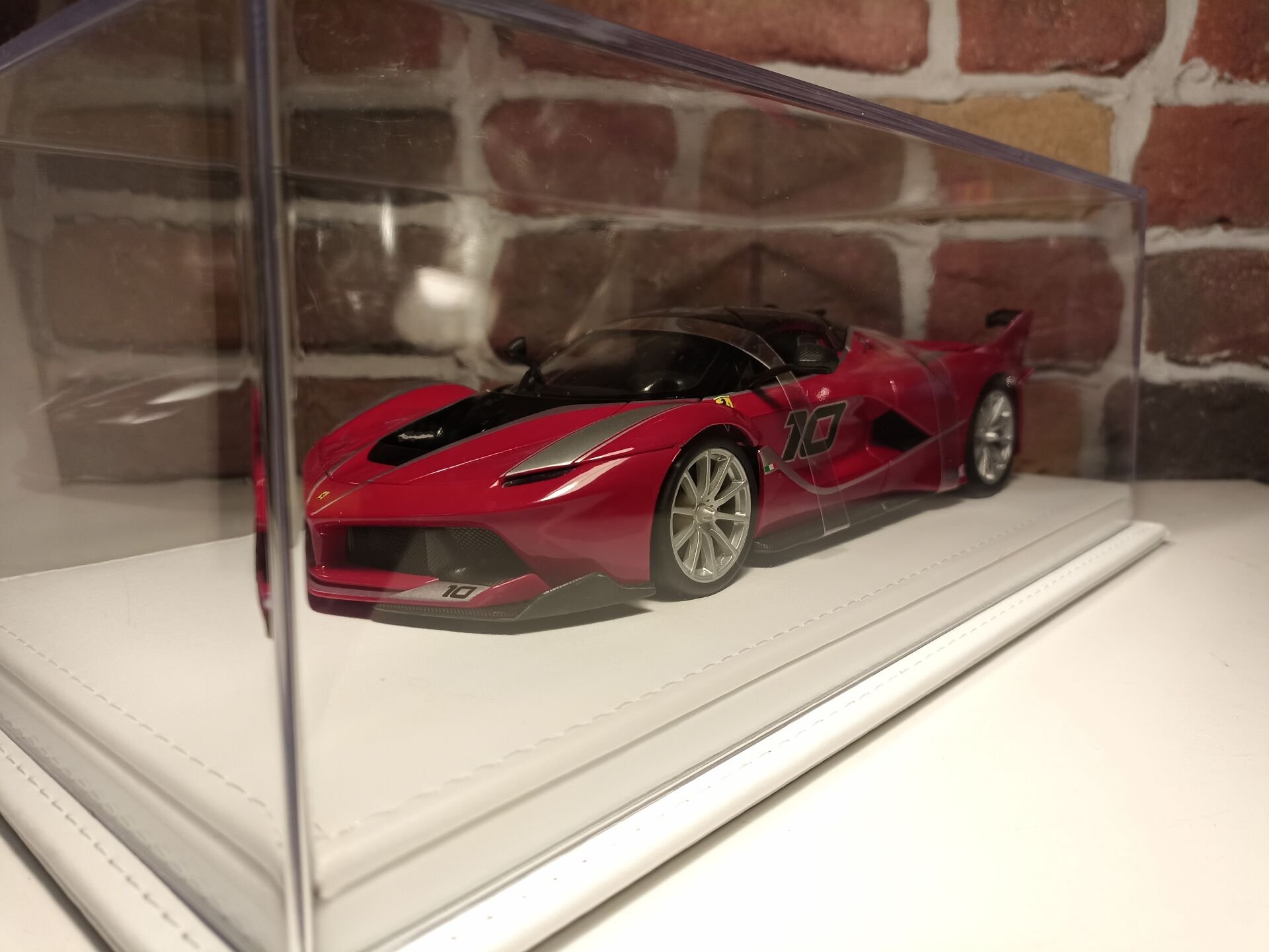 1/18 ÖLÇEK MODELLER İÇİN,DERİ TABANLI PLEKSİ KUTU.CASE