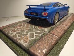 1/18 ÖLÇEKLİ MODELLER İÇİN,'YOL DESENLİ' PLEKSİ KUTU.CASE