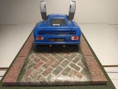 1/18 ÖLÇEKLİ MODELLER İÇİN,'YOL DESENLİ' PLEKSİ KUTU.CASE