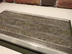 1/18 ÖLÇEKLİ MODELLER İÇİN,'YOL DESENLİ' PLEKSİ KUTU.CASE
