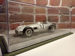1/18 ÖLÇEKLİ MODELLER İÇİN,'YOL DESENLİ' PLEKSİ KUTU.CASE