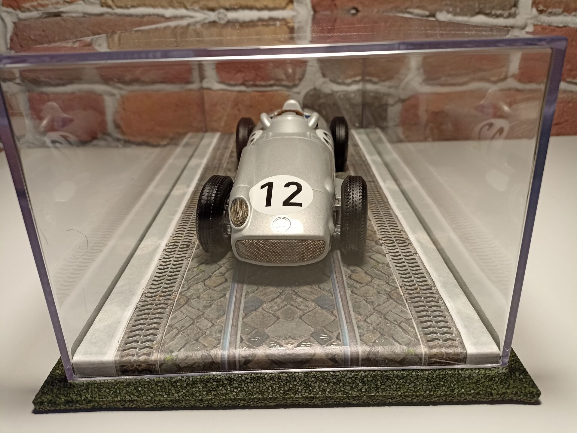 1/18 ÖLÇEKLİ MODELLER İÇİN,'YOL DESENLİ' PLEKSİ KUTU.CASE