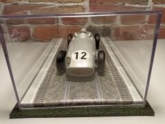 1/18 ÖLÇEKLİ MODELLER İÇİN,'YOL DESENLİ' PLEKSİ KUTU.CASE