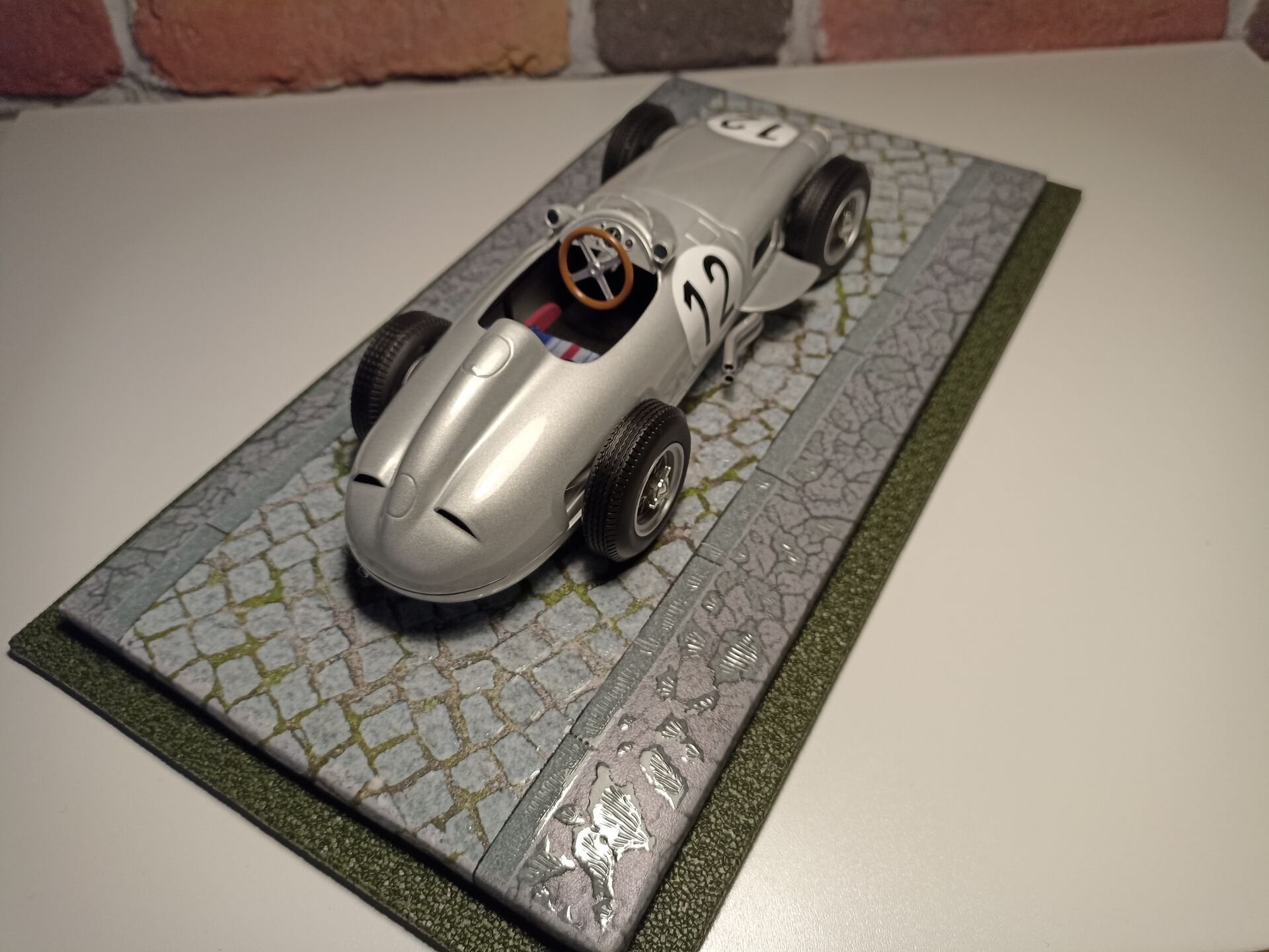 1/18 ÖLÇEKLİ'PARKE TAŞLI KALDIRIMLI YOL' DESENLİ PLEKSİ KUTU,CASE