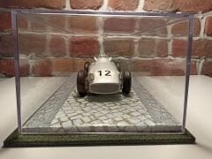 1/18 ÖLÇEKLİ'PARKE TAŞLI KALDIRIMLI YOL' DESENLİ PLEKSİ KUTU,CASE