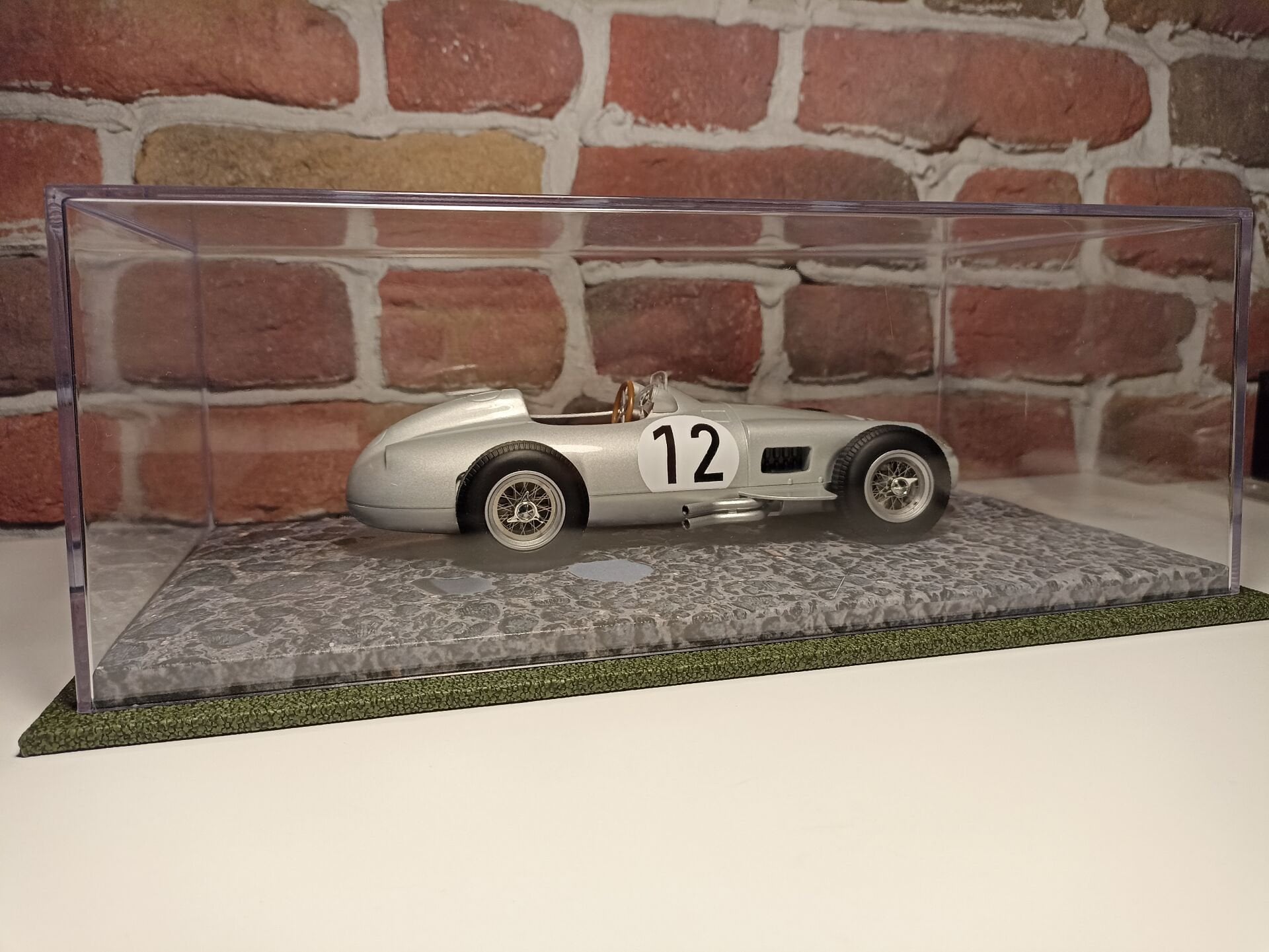1/18 ÖLÇEKLİ MODELLER İÇİN,'YOL DESENLİ' PLEKSİ KUTU.CASE