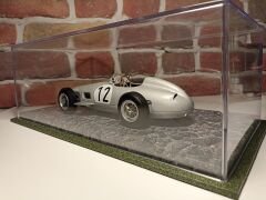 1/18 ÖLÇEKLİ MODELLER İÇİN,'YOL DESENLİ' PLEKSİ KUTU.CASE