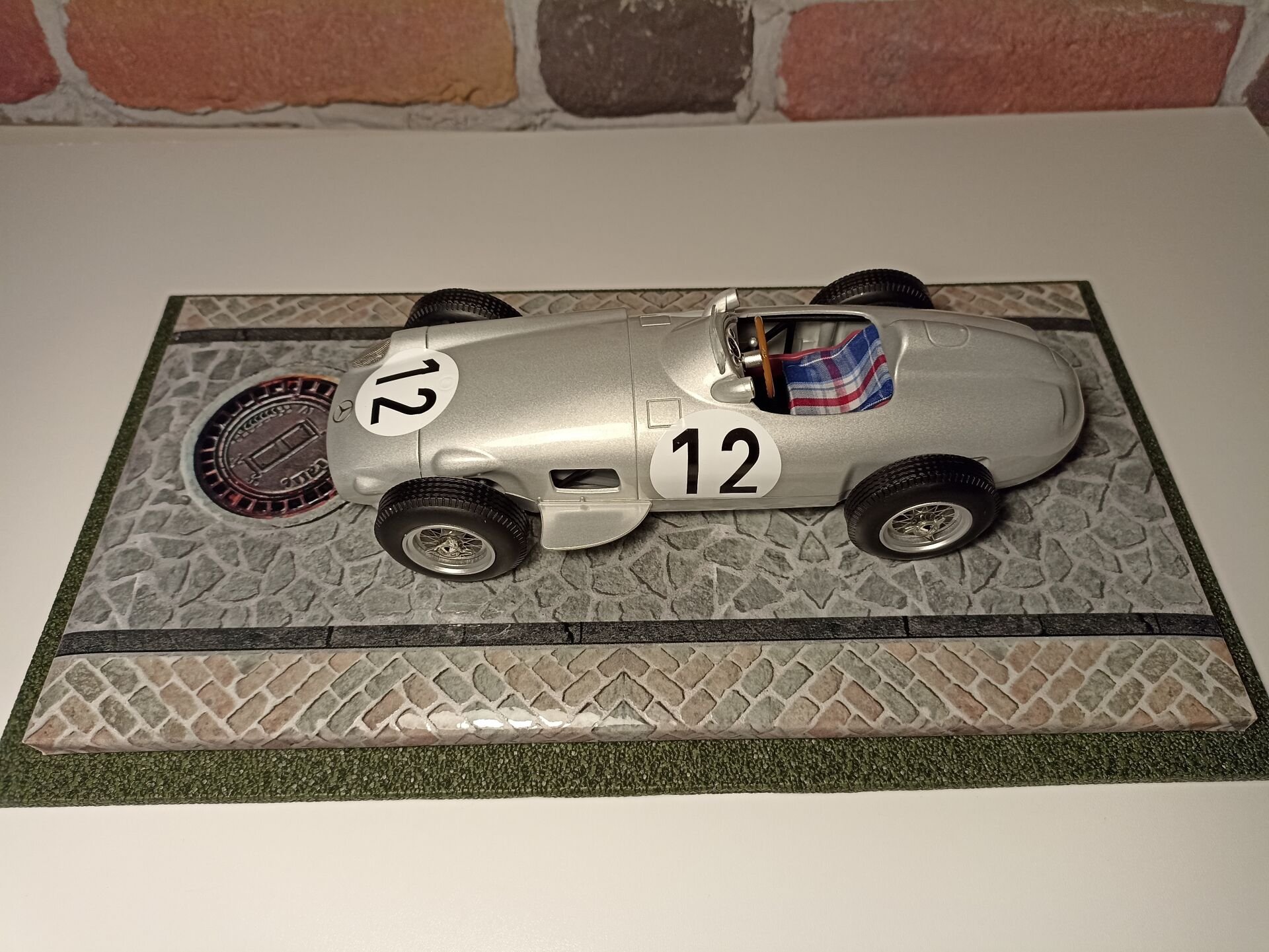 1/18 ÖLÇEKLİ MODELLER  İÇİN 'YOL DESENLİ'  PLEKSİ KUTU.CASE