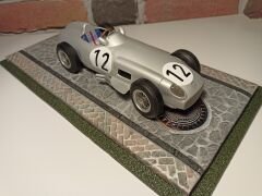 1/18 ÖLÇEKLİ MODELLER  İÇİN 'YOL DESENLİ'  PLEKSİ KUTU.CASE