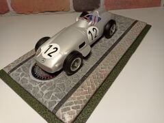 1/18 ÖLÇEKLİ MODELLER  İÇİN 'YOL DESENLİ'  PLEKSİ KUTU.CASE