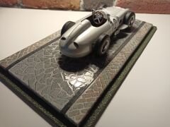 1/18 ÖLÇEKLİ MODELLER  İÇİN 'YOL DESENLİ'  PLEKSİ KUTU.CASE