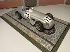 1/18 ÖLÇEKLİ MODELLER  İÇİN 'YOL DESENLİ'  PLEKSİ KUTU.CASE