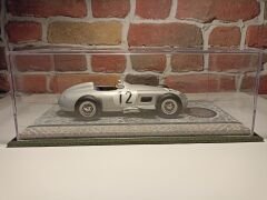 1/18 ÖLÇEKLİ MODELLER  İÇİN 'YOL DESENLİ'  PLEKSİ KUTU.CASE