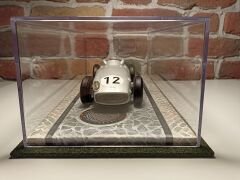 1/18 ÖLÇEKLİ MODELLER  İÇİN 'YOL DESENLİ'  PLEKSİ KUTU.CASE