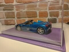 1/24 ÖLÇEK 'MOR DERİ,BEJ İPLİK' DERİ TASBANLI PLEKSİ SERGİ KUTUSU.CASE