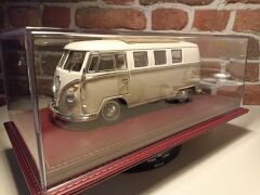 1/18 ÖLÇEK DERİ TABANLI PLEKSİ SERGİ KUTUSU.CASE