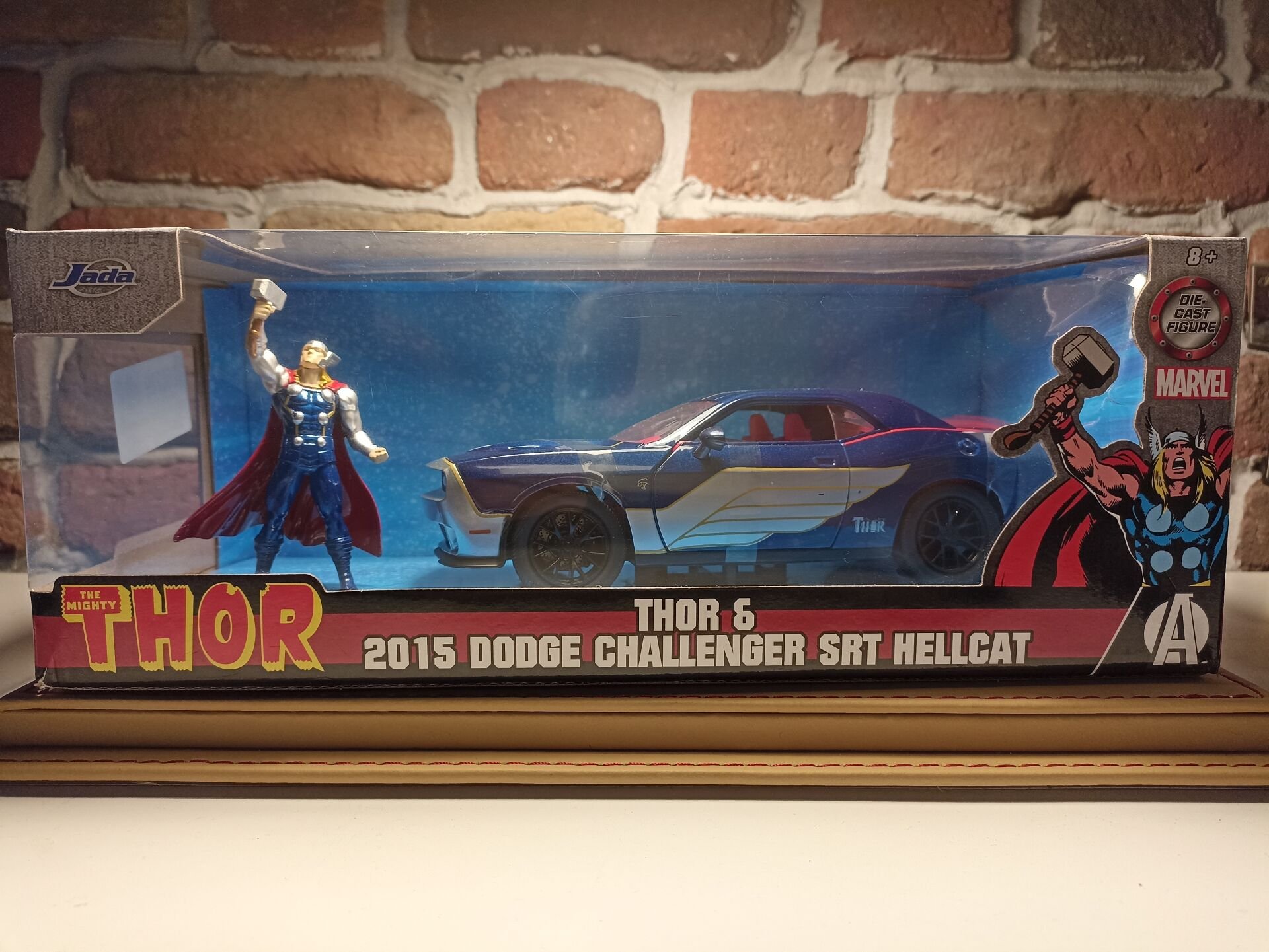 JADA TOYS 1/24  THOR & 2015 DODGE CHALLENGER SRT HELLCAT.