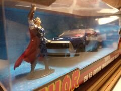 JADA TOYS 1/24  THOR & 2015 DODGE CHALLENGER SRT HELLCAT.