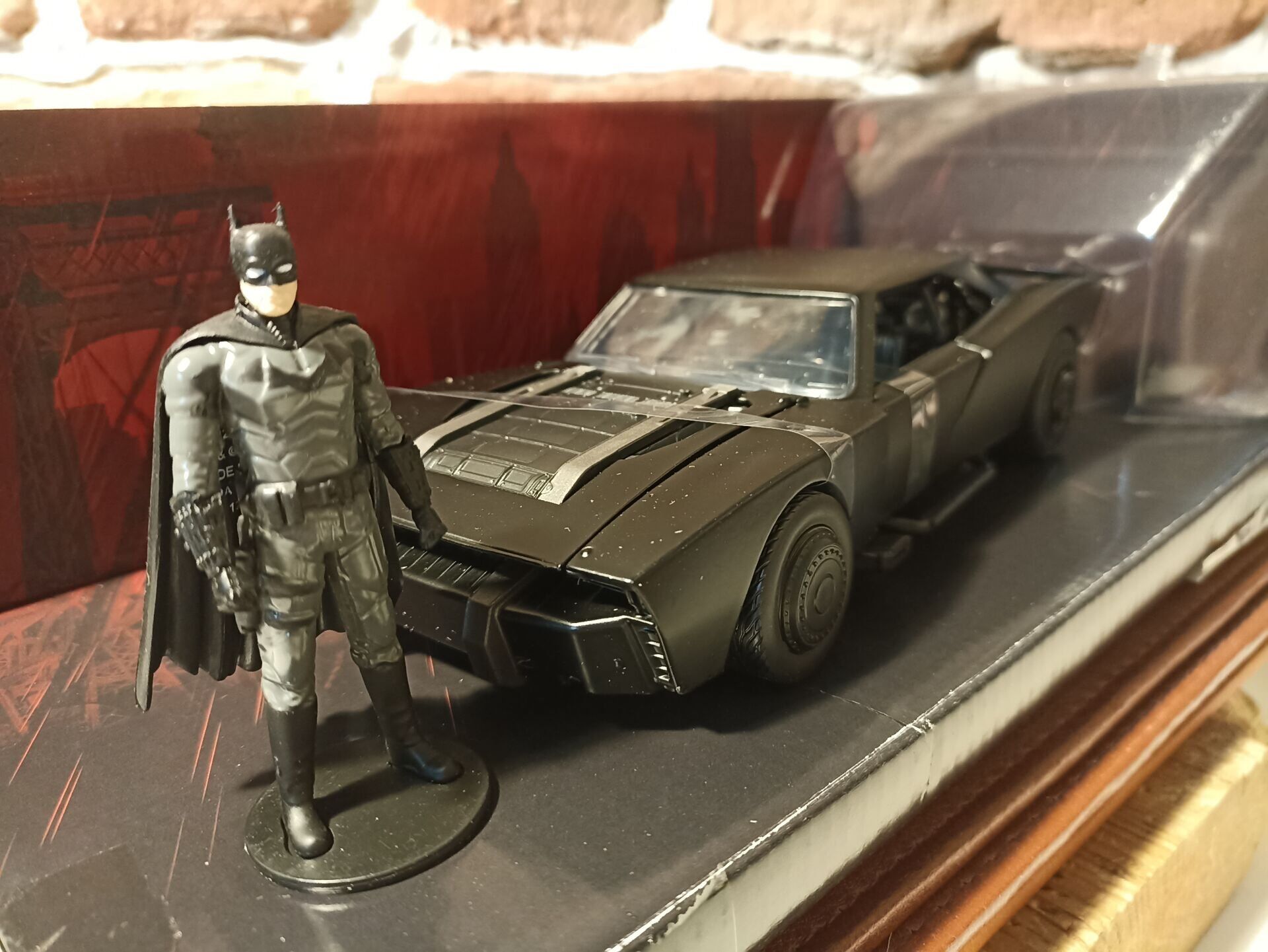 JADA TOYS 1/18 BATMAN & BATMOBİLE