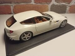 BURAGO 1/24 FERRARİ FF-2011