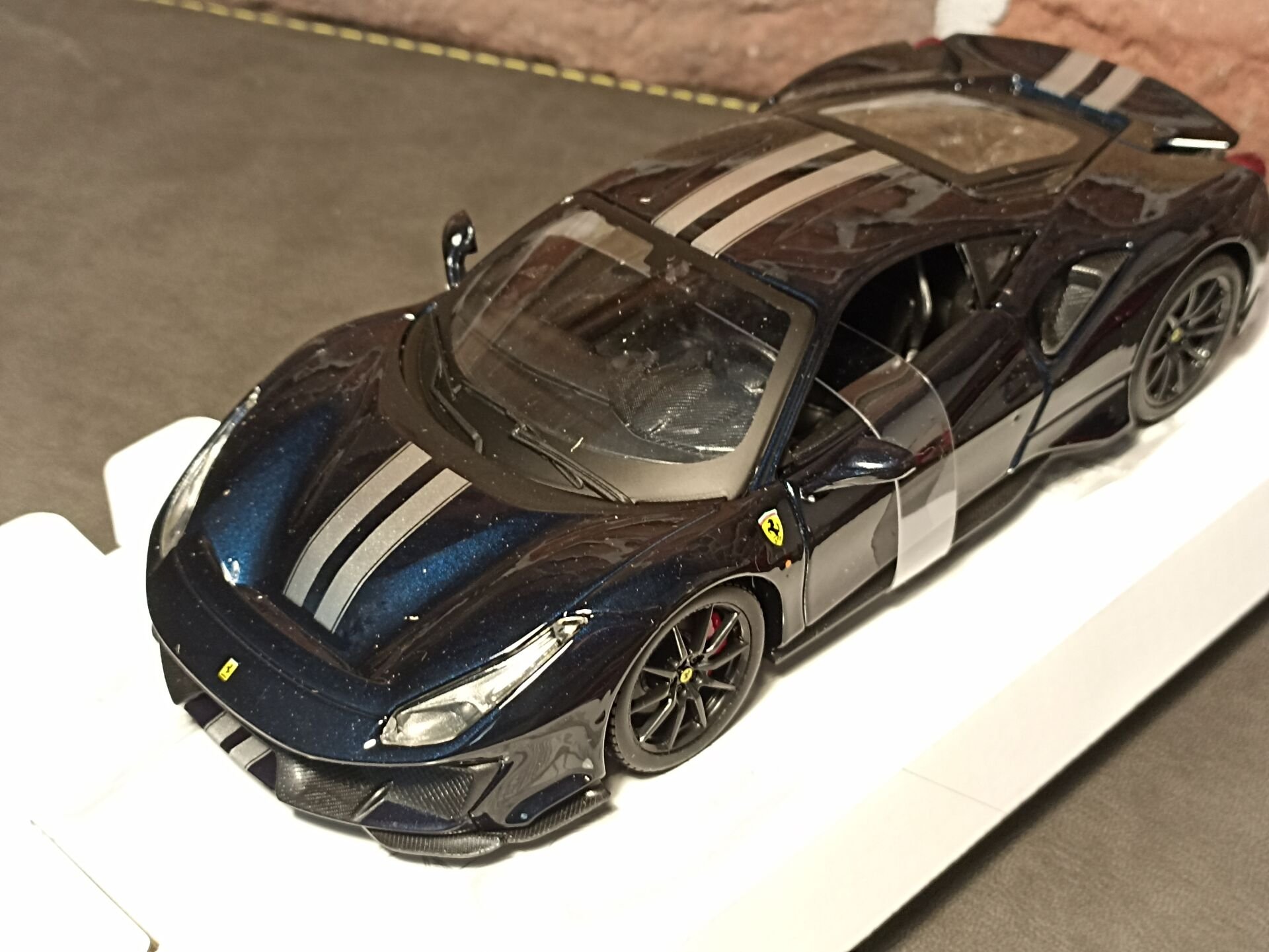 BURAGO 1/24 FERRARİ 488 PİSTA SİYAH