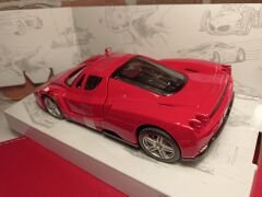 BURAGO 1/24 FERRARİ ENZO