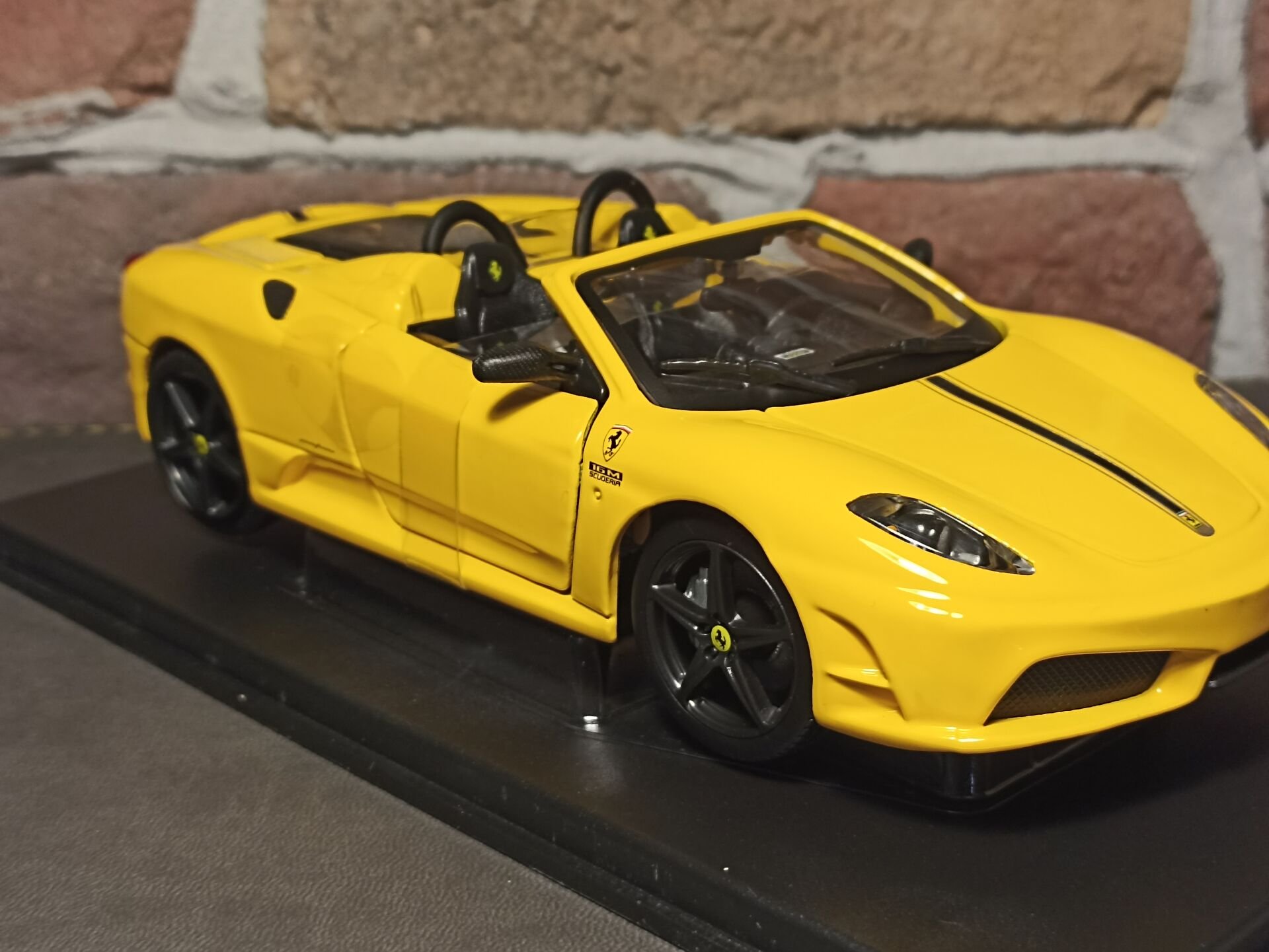 BURAGO 1/24 FERRARİ Scuderia 2008