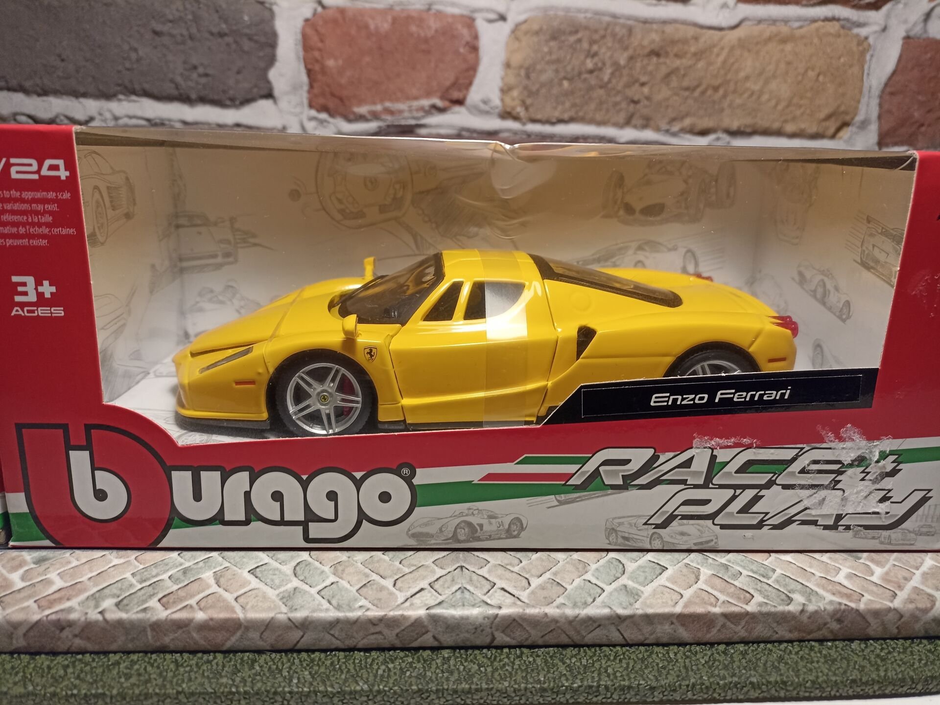 BURAGO 1/24 FERRARİ ENZO SARI