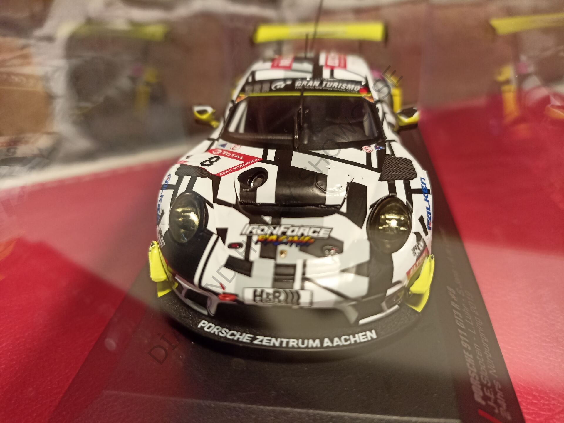 İXO 1/43  PORSCHE 911 GT3 R  no 8