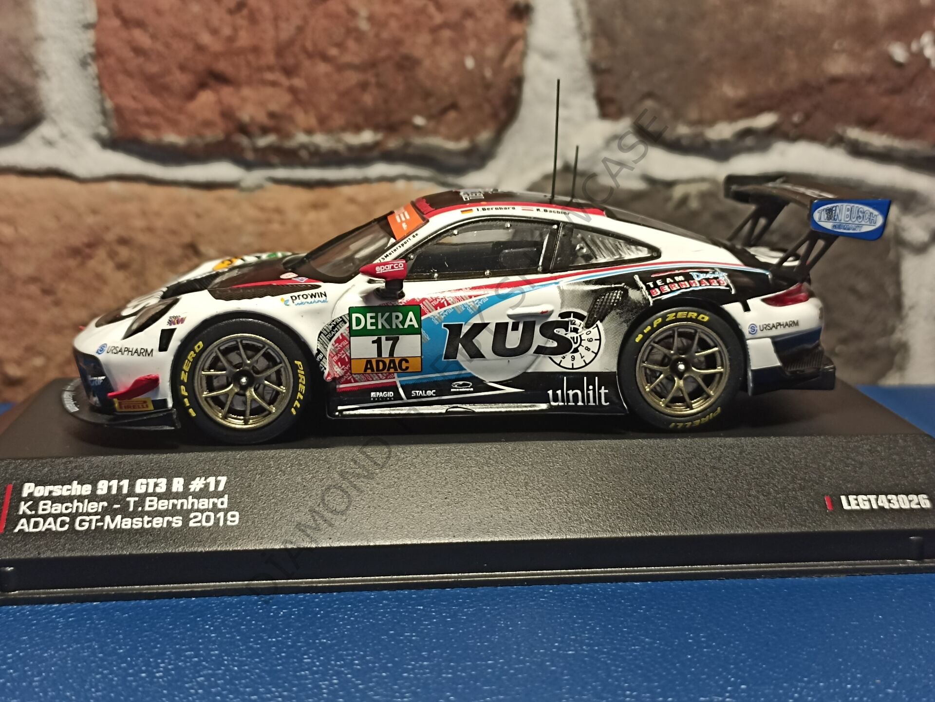 İXO 1/43  PORSCHE 911 GT3 R  NO17