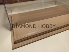 PLEKSİ SERGİ KUTUSU.. 1/18 ÖLÇEK DERİ TABANLI