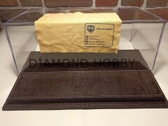 PLEKSİ SERGİ KUTUSU.. 1/18 ÖLÇEK DERİ TABANLI