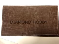 PLEKSİ SERGİ KUTUSU.. 1/18 ÖLÇEK DERİ TABANLI