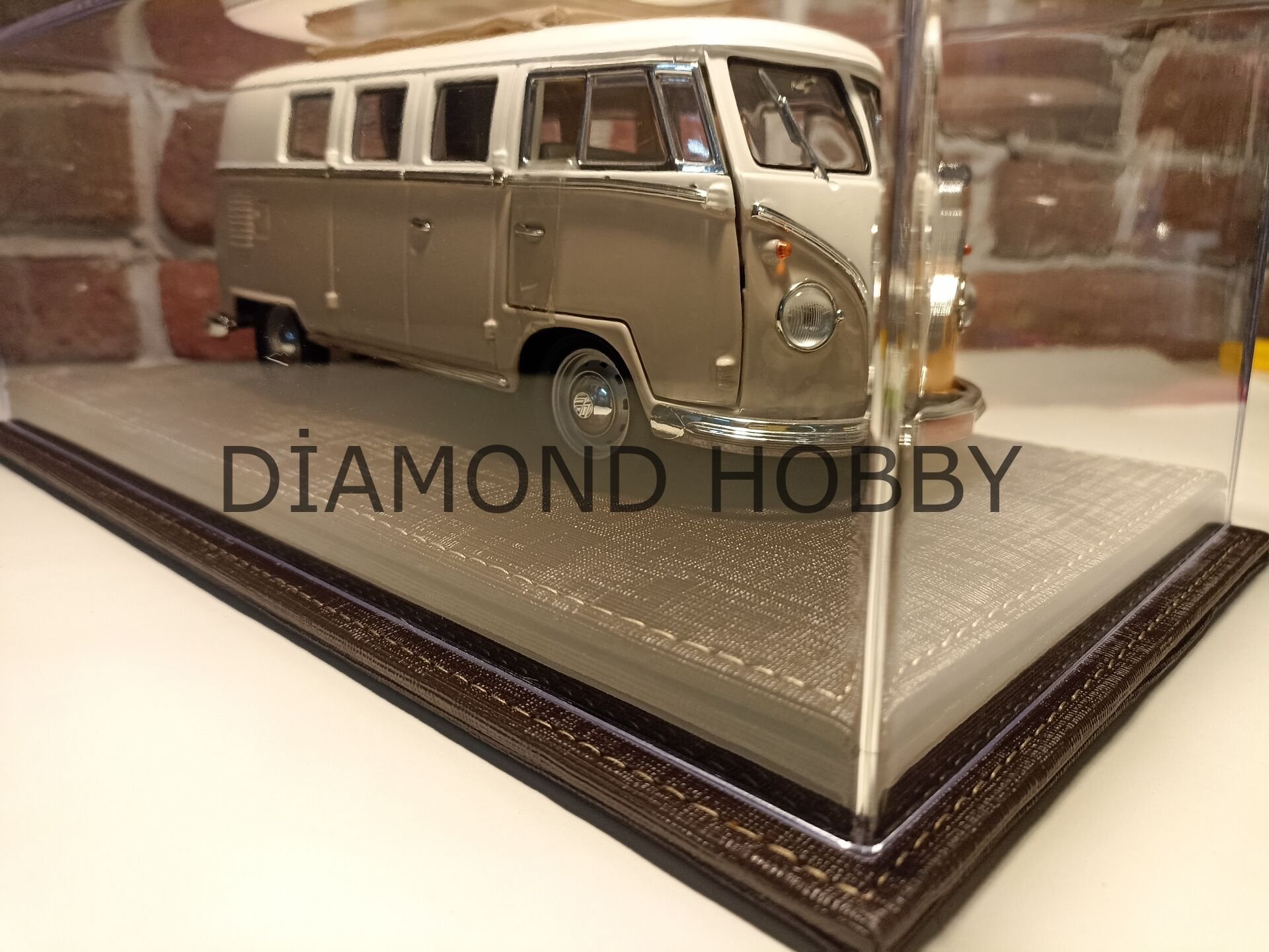 1/18 ÖLÇEK 'KOYU KAHVERENGİ DERİ, BEJ İPLİK' DİKİŞ TABANLI PLEKSİ KUTU