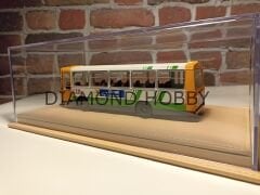 1/18 ÖLÇEK 'AÇIK HARDAL RENGİ DERİ ÜZERİNE, SARI İPLİK' TABANLI PLEKSİ KUTU