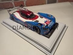 1/18 ÖLÇEK 'BEYAZ RENK DERİ ÜZERİNE, MAVİ RENK İPLİK' TABANLI PLEKSİ KUTU