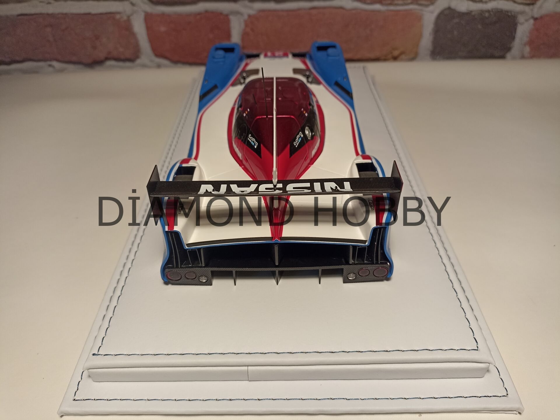 PLEKSİ SERGİ KUTUSU.. 1/18 ÖLÇEK DERİ TABANLI