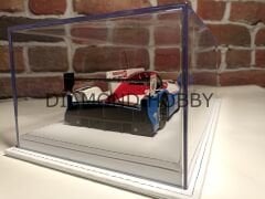 1/18 ÖLÇEK 'BEYAZ RENK DERİ ÜZERİNE, MAVİ RENK İPLİK' TABANLI PLEKSİ KUTU