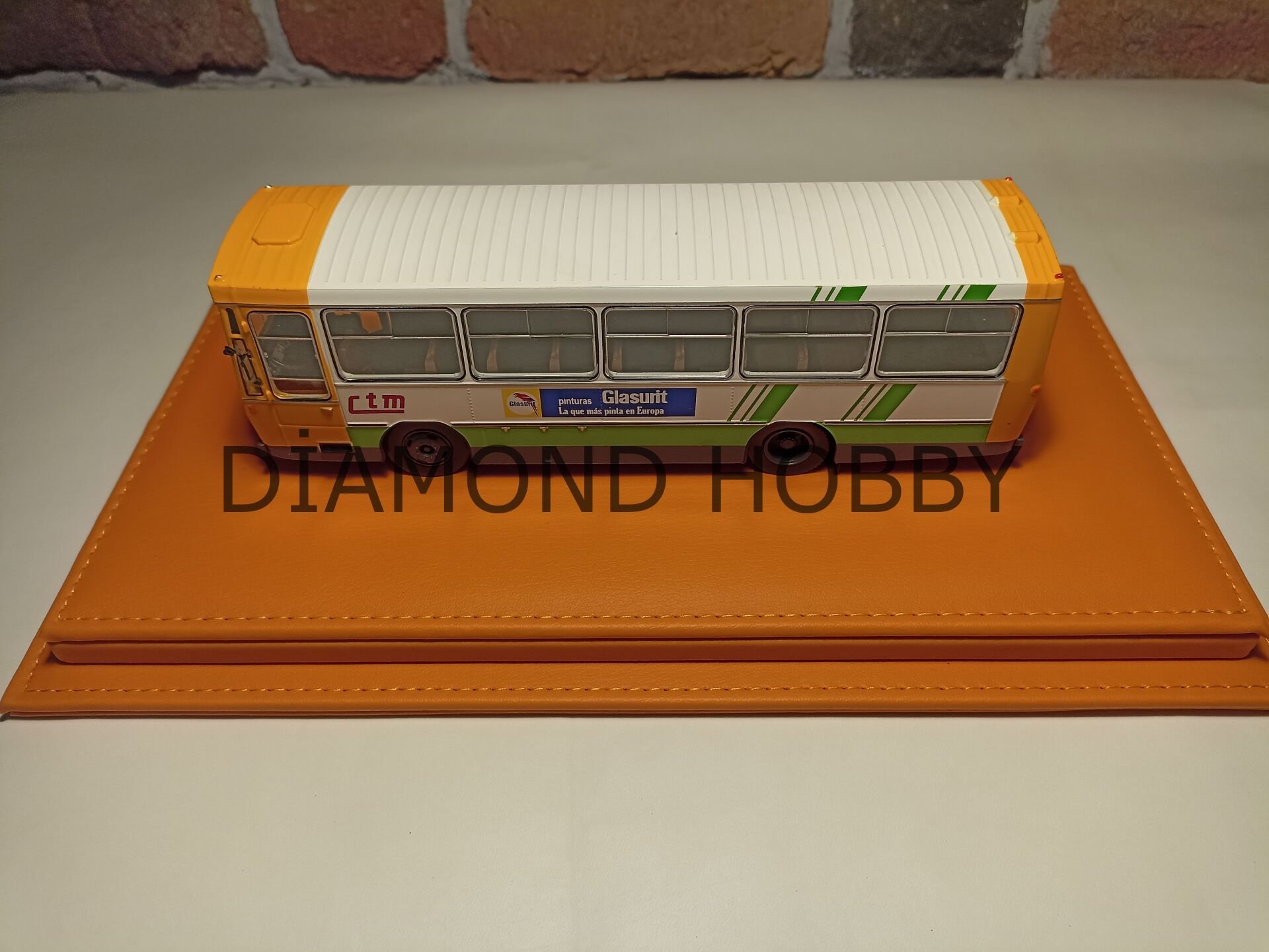 PLEKSİ SERGİ KUTUSU.. 1/18 ÖLÇEK DERİ TABANLI